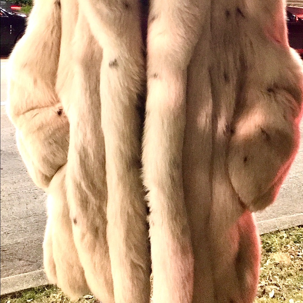 Behind every great woman is a High Quality Fur - Picture 2 of 7